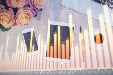 Forx grafik hologramının telefonlu hali. Üst Manzara. Mobil ticaret platformu kavramı.