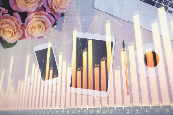 Forx grafik hologramının telefonlu hali. Üst Manzara. Mobil ticaret platformu kavramı.