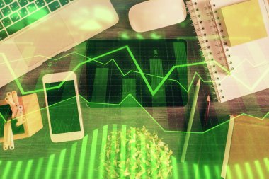 Masaüstünde telefonlu ön x grafik hologramına çift pozlama. Üst Manzara. Mobil ticaret platformu kavramı.