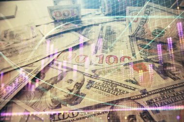 Forx grafiğinin çok sayıda görüntüsü bize dolar banknotları arka planında görünüyor. Finansal başarı piyasası kavramı.