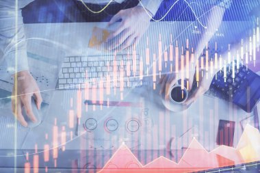 Birlikte çalışan kadın ve erkeğin çifte pozu ve finansal grafik hologramı çizimi. Pazar analizi konsepti. Bilgisayar arkaplanı. Üst Görünüm.