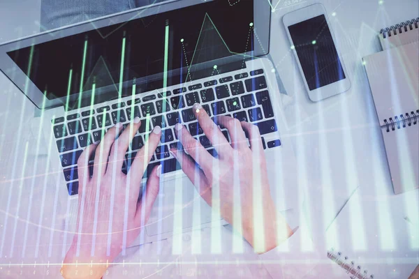 Double exposition des mains de la femme travaillant sur l'ordinateur et le dessin d'hologramme de graphique forex. Vue du dessus. Concept d'analyse financière. — Photo