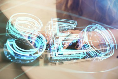 Bilgisayar ve seo hologram çizimleri üzerinde çalışan kadın elleri çift pozlama. internet arama kavramı.