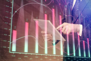 Erkeklerin el ele tutuşup dijital bir cihaz ve ön grafik çizimi kullanırken çift pozlama. Finansal piyasa kavramı.