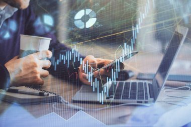 Bir adamın elini tutarken ve bir telefon ve finansal grafik çizimi kullanırken çift pozlama. Analiz kavramı.