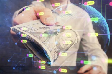 Teknolojinin iki katına çıkması hologram, dolar banknotları ve insan eli. Veri kavramı