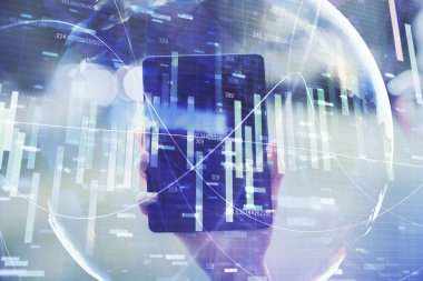 İş temasının çifte pozlandırılması hologram ve cep telefonu kullanan bir kadın..