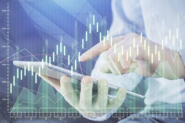 Erkeklerin el ele tutuşup dijital bir cihaz ve ön grafik çizimi kullanırken çift pozlama. Finansal piyasa kavramı.