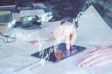 Erkeklerin el ele tutuşup dijital bir cihaz ve ön grafik çizimi kullanırken çift pozlama. Finansal piyasa kavramı.