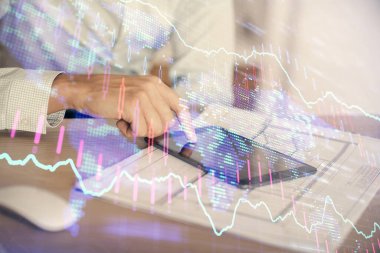 Erkeklerin el ele tutuşup dijital bir cihaz ve ön grafik çizimi kullanırken çift pozlama. Finansal piyasa kavramı.