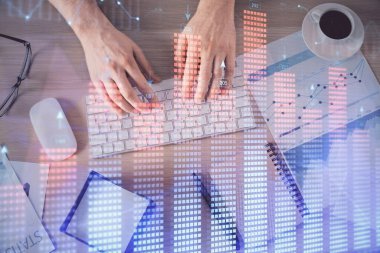 Erkeklerin ellerinin bilgisayar klavyesini ve forx grafik hologramını yazarken çoklu pozlama. Üst Manzara. Finans piyasası kavramı.