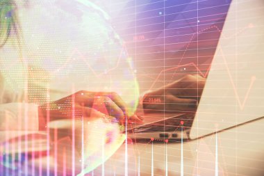 Bilgisayar ve ön grafik hologram çizimi üzerinde çalışan kadın elleri çift pozlama. Mali analiz kavramı.