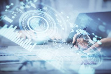 Kadın elinin bilgisayar ve iş temalı hologram çizimlerinde çifte pozlama. Başarı konsepti.