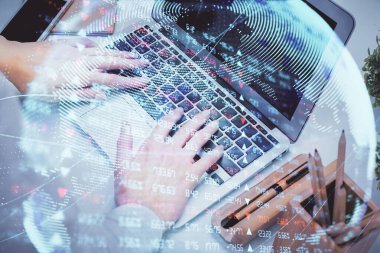 Kadın elinin bilgisayar ve iş temalı hologram çizimlerinde çifte pozlama. Başarı konsepti.