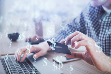 Ellerinde kredi kartı ve forex çizimi olan bir adamın çift pozu. İnternet E-ticaret kavramında hisse senedi ve dijital fintech.