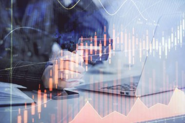 İnternetten alışveriş yapan kadının elinde kredi kartı ve mali grafik çizimi var. Borsa E-ticaret kavramı.