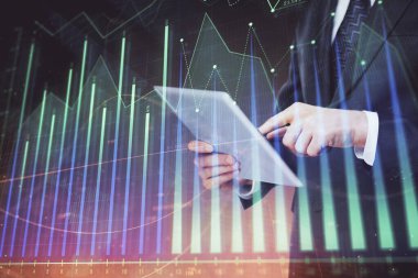 Erkeklerin el ele tutuşup dijital bir cihaz ve ön grafik çizimi kullanırken çift pozlama. Finansal piyasa kavramı.