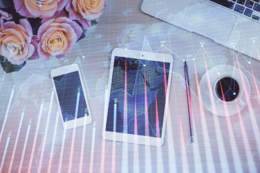 Forx grafik hologramının telefonlu hali. Üst Manzara. Mobil ticaret platformu kavramı.