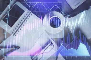 Finansal grafik hologramına telefonla çifte maruz kalma. Üst Manzara. Mobil ticaret platformu kavramı.