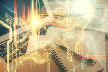 Masa arkasında kahve ve eşyalar olan iki kat harita çizimi ve masaüstü görüntüsü. Küresel veri kavramı.