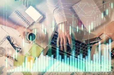 Kadın ve erkeğin birlikte çalışırken çifte pozlama ve hologram çizimi ön plana çıkarma. Finansal analiz konsepti. Bilgisayar arkaplanı. Üst Görünüm.