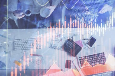 Birlikte çalışan kadın ve erkeğin çifte pozu ve finansal grafik hologramı çizimi. Pazar analizi konsepti. Bilgisayar arkaplanı. Üst Görünüm.