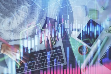 Bilgisayar ve önx çizim hologramı üzerinde çalışan kadın elinin çoklu pozu. Üst Manzara. Mali analiz kavramı.