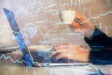 İş kadınlarının bilgisayar ve ön grafik hologram çizimlerini yazarken çift pozlama. Mali analiz kavramı.