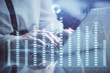 İşkadını ellerinin bilgisayar ve finansal grafik hologramı çizimlerinde çifte pozlama. Borsa analizi kavramı.