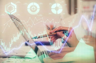 Bilgisayarda ve finansal grafik hologramında yazı yazan kadın ellerine çoklu maruz kalma. Borsa analizi kavramı.