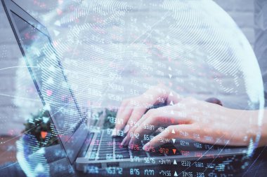 Kadın elinin bilgisayar ve iş temalı hologram çizimlerinde çifte pozlama. Başarı konsepti.