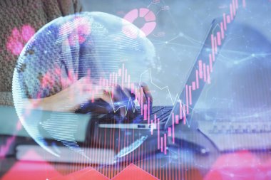 Kadın elinin bilgisayar ve iş temalı hologram çizimlerinde çifte pozlama. Başarı konsepti.