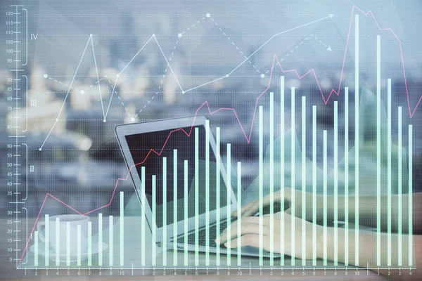 Doble exposición de las manos de la mujer de negocios escribiendo en la computadora y el dibujo del holograma gráfico de divisas. Concepto de análisis financiero. —  Fotos de Stock