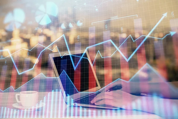 Doble exposición de las manos de la mujer de negocios escribiendo en la computadora y el dibujo del holograma gráfico de divisas. Concepto de análisis financiero. —  Fotos de Stock