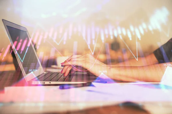 Doble exposición de las manos de la mujer de negocios escribiendo en la computadora y el dibujo del holograma gráfico de divisas. Concepto de análisis financiero. —  Fotos de Stock