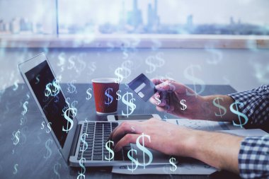 Ellerinde kredi kartı ve forex çizimi olan bir adamın çift pozu. İnternet E-ticaret kavramında hisse senedi ve dijital fintech.