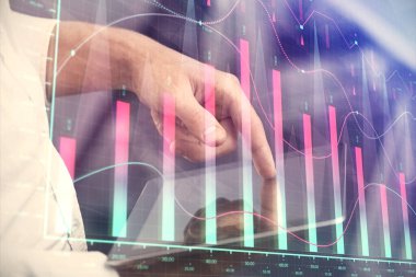 Erkeklerin el ele tutuşup dijital bir cihaz ve ön grafik çizimi kullanırken çift pozlama. Finansal piyasa kavramı.