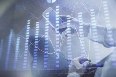 Erkeklerin el ele tutuşup dijital bir cihaz ve ön grafik çizimi kullanırken çift pozlama. Finansal piyasa kavramı.