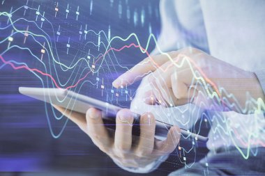 Erkeklerin el ele tutuşup dijital bir cihaz ve ön grafik çizimi kullanırken çift pozlama. Finansal piyasa kavramı.