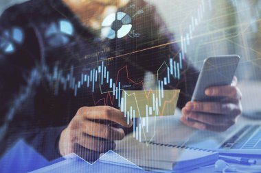 Bir adamın elini tutarken ve bir telefon ve finansal grafik çizimi kullanırken çift pozlama. Analiz kavramı.