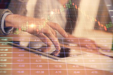 Önx grafik çizimine çifte maruz kalma ve kadın ve erkeğin birlikte çalışarak mobil bir cihaz kullanması. Ticaret konsepti.