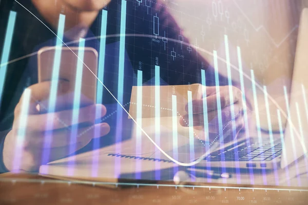 Doble exposición de las manos del hombre sosteniendo y utilizando un dibujo de teléfono y gráfico financiero. Concepto de análisis . —  Fotos de Stock