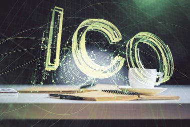 Masa arkasında kahve ve eşyalar olan kripto teknolojisi çizimi ve masaüstüne çifte maruz kalma. Engelleme zinciri kavramı