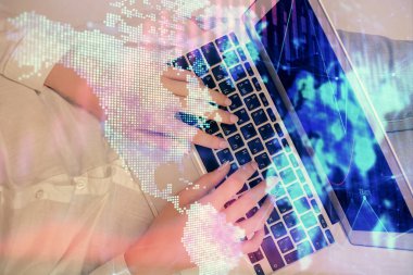 Bilgisayar ve ön x çizim hologramı üzerinde çalışan kadın elleri çift pozlama. Üst Manzara. Mali analiz kavramı.