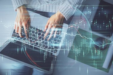 Bilgisayar ve önx çizim hologramı üzerinde çalışan kadın elinin çoklu pozu. Üst Manzara. Mali analiz kavramı.