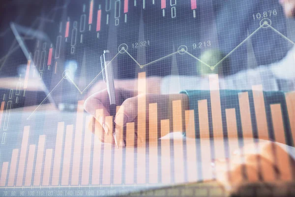 Doble exposición del dibujo gráfico de divisas sobre las personas que toman notas de fondo. Concepto de análisis financiero —  Fotos de Stock