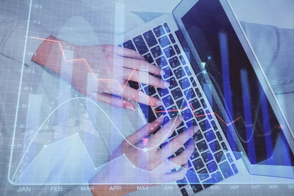 Dubbel exponering av kvinnliga händer som arbetar på dator och forex diagram hologram ritning. Ovanifrån. Begreppet finansiell analys. — Stockfoto