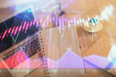 İş kadını ellerinin bilgisayar ve ön x çizelge hologramı çizimlerinde çifte pozlama. Mali analiz kavramı.