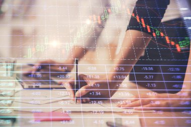 Bilgisayarda ve finansal grafik hologramında yazı yazan kadın ellerine çok maruz kalmış. Borsa analizi kavramı.