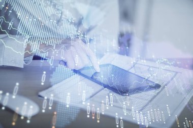 Erkeklerin el ele tutuşup dijital bir cihaz ve ön grafik çizimi kullanırken çift pozlama. Finansal piyasa kavramı.